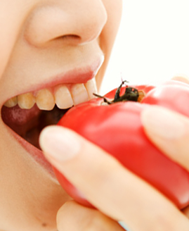 トマトを噛む女性
